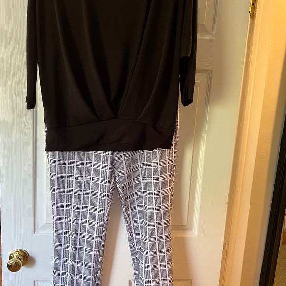 Adrianna Papell. Black and white checked capri pants, size 8. - Picture 1 of 6